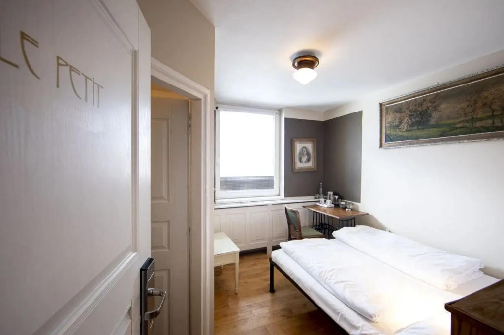 Petite Double room (full double bed)