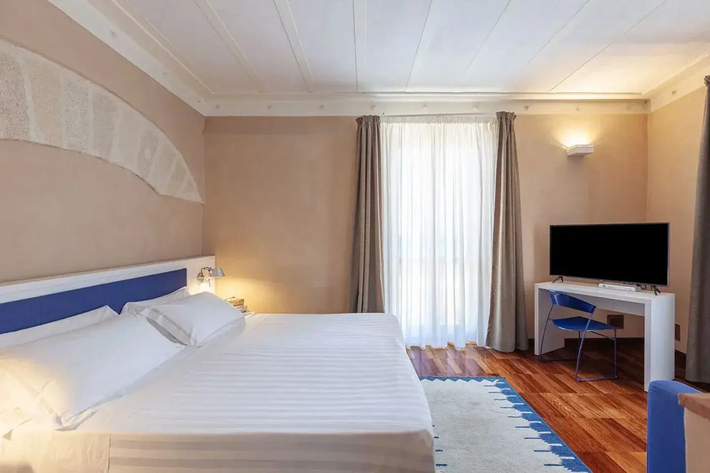 Double Junior Suite with partial sea view (full double bed)