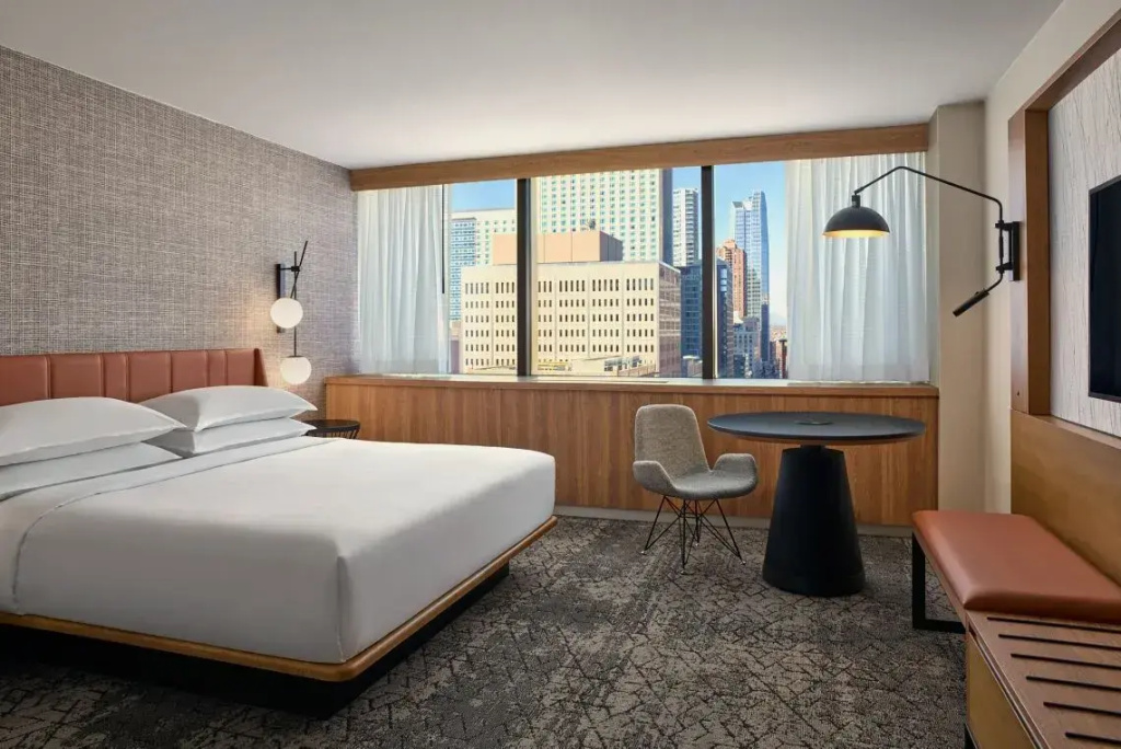 Concierge Level Double room with city view full double bed