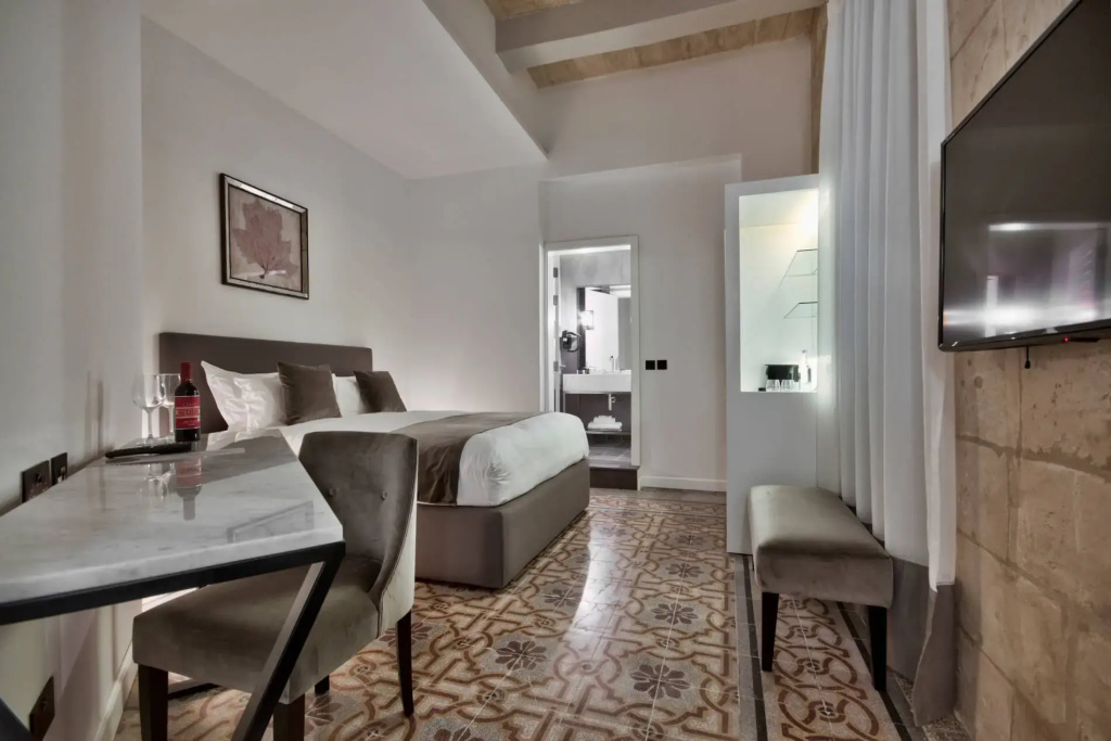Deluxe Double room courtyard (full double bed)