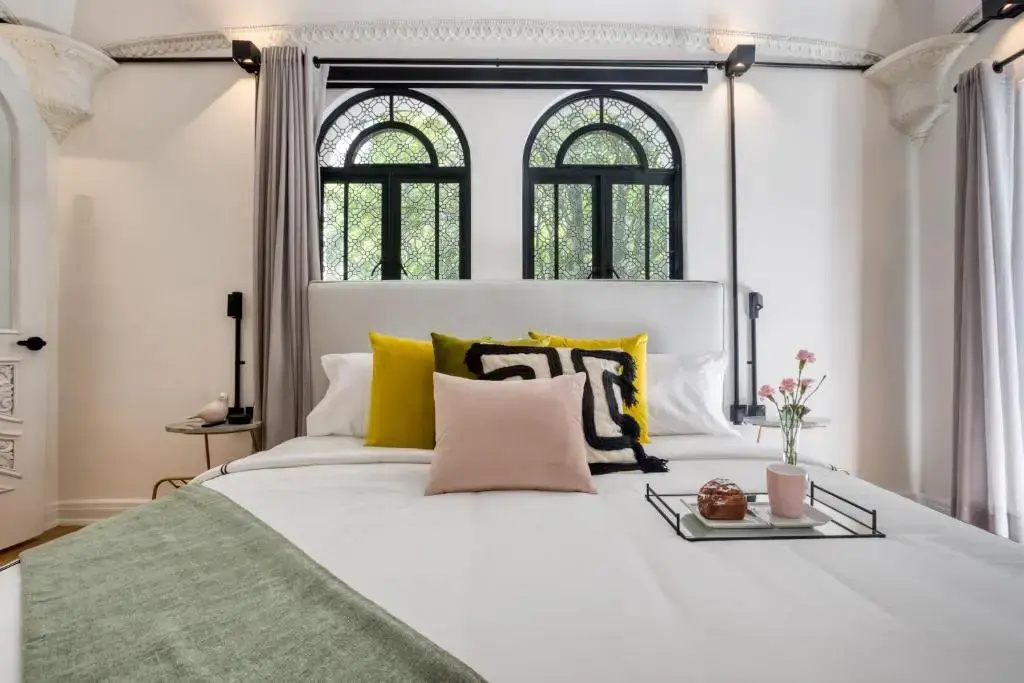 Queen Elizabeth's Double room with balcony (full double bed)