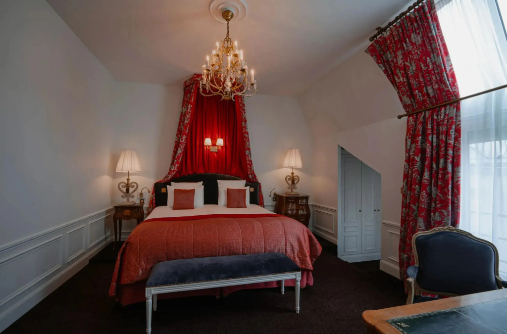 Deluxe Double Suite (full double bed)