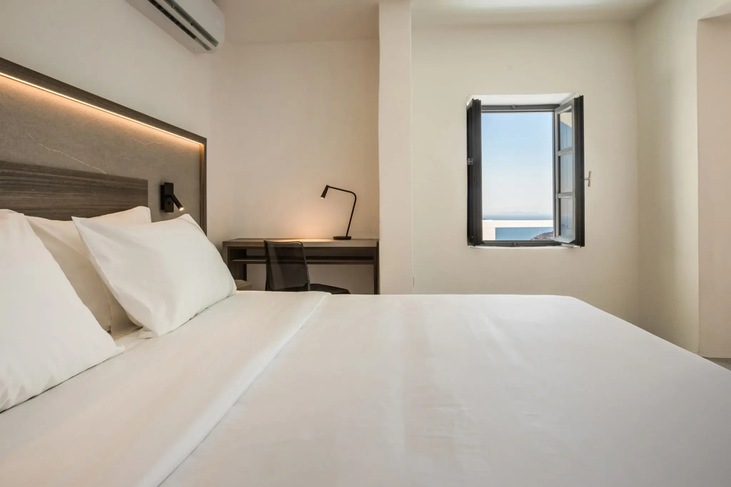 Exclusive Cave with Jacuzzi Double Suite (full double bed)