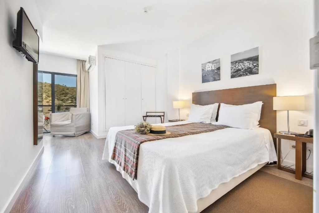 Double room with river view (full double bed)