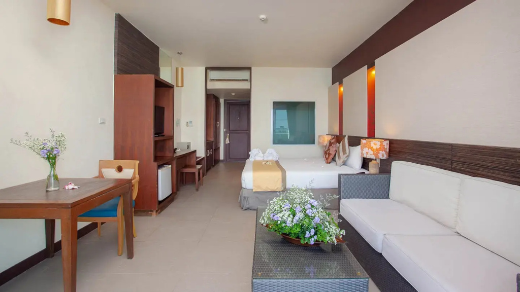 Deluxe Double room with balcony and with partial sea view (twin beds)
