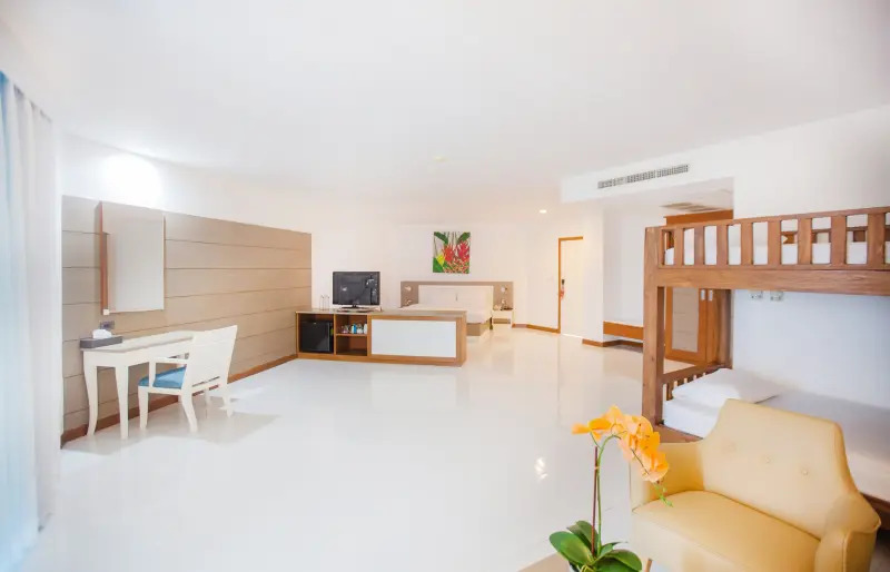 Четырёхместный номер Family с видом на бассейн в Pinnacle Grand Jomtien Resort and Beach Club