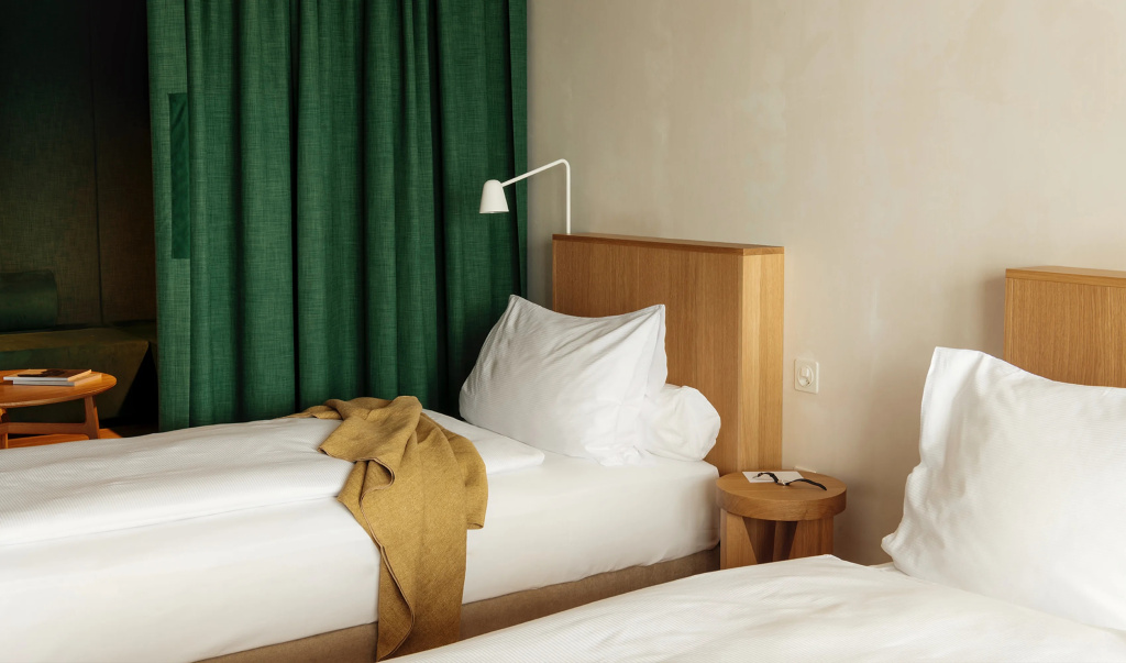Design Double room with balcony and with lake view (full double bed)