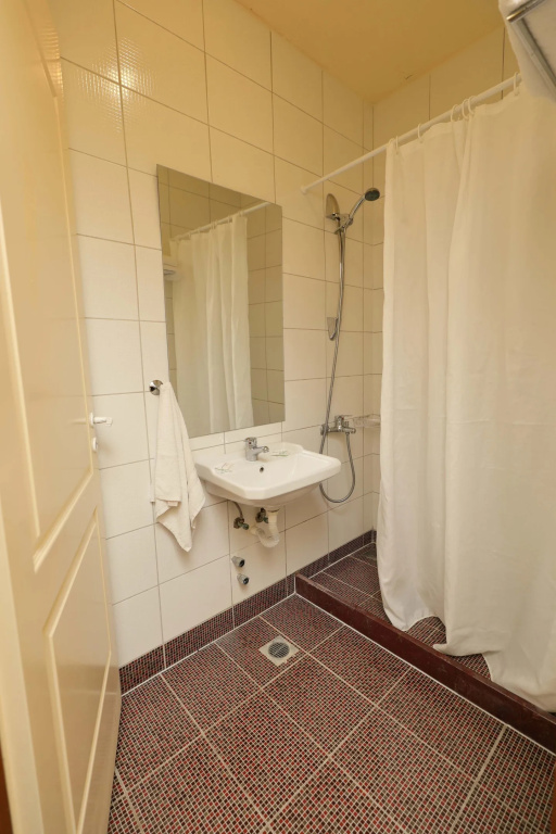 Eri Beach Hotel - Chambres