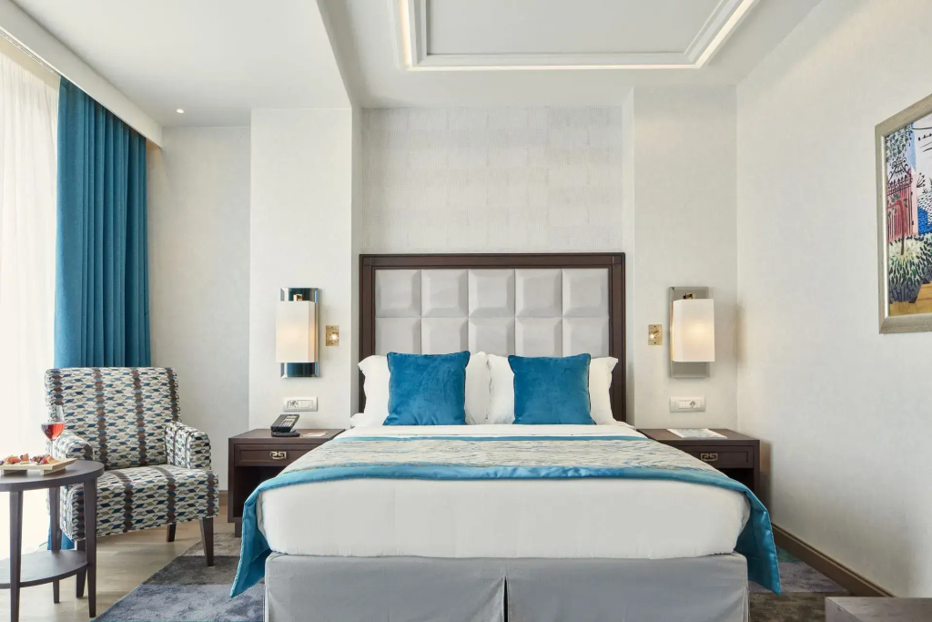 Deluxe Acropolis View Double room with balcony (full double bed)