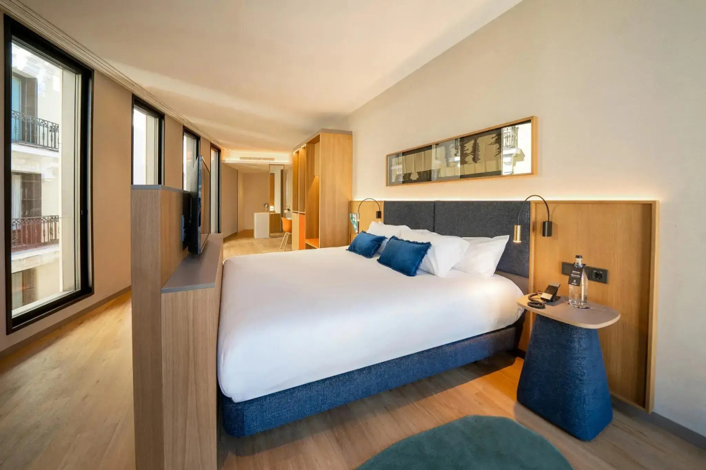 Deluxe Corner Double room (full double bed)
