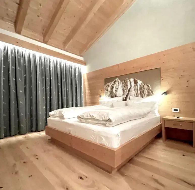 Sassongher Double room (full double bed)