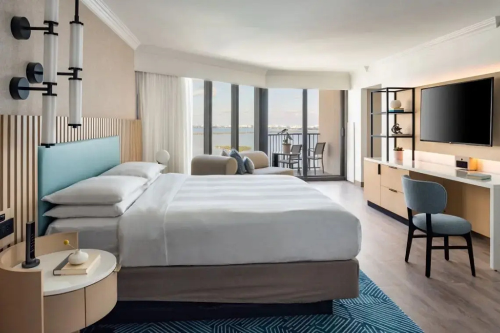 1 Bedroom Presidential Corner Double Suite with balcony and with Biscayne Bay view (full double bed)
