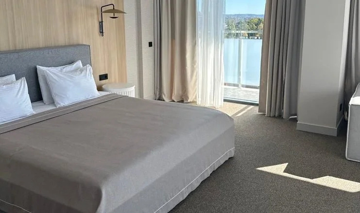 Двухместная люкс-студия c 1 комнатой с видом на море двуспальная кровать в Изумруд