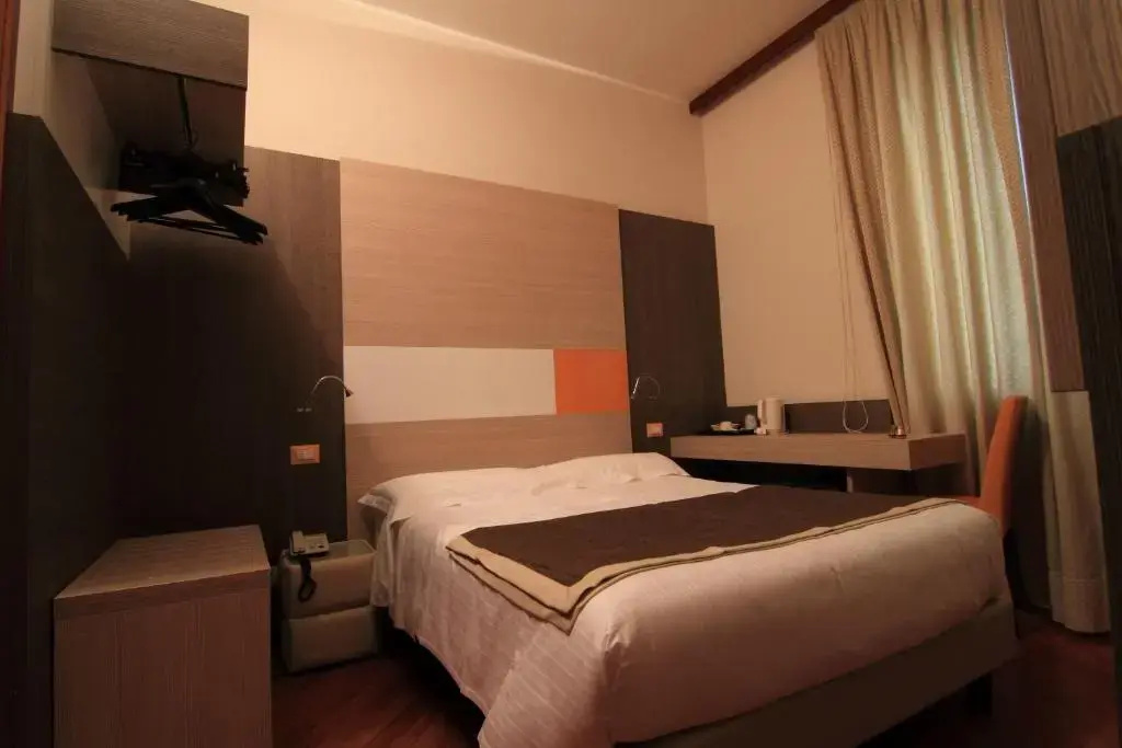 Small Double Room (full double bed)