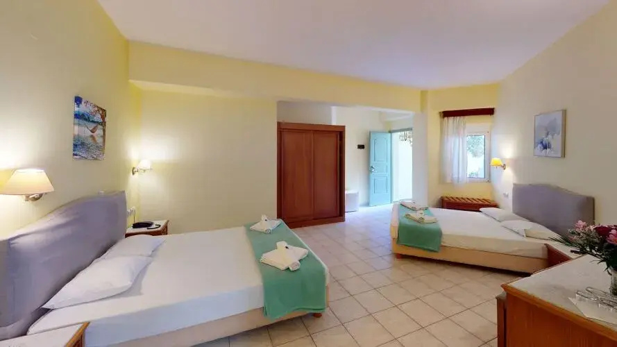2 Bedrooms Family room with partial sea view