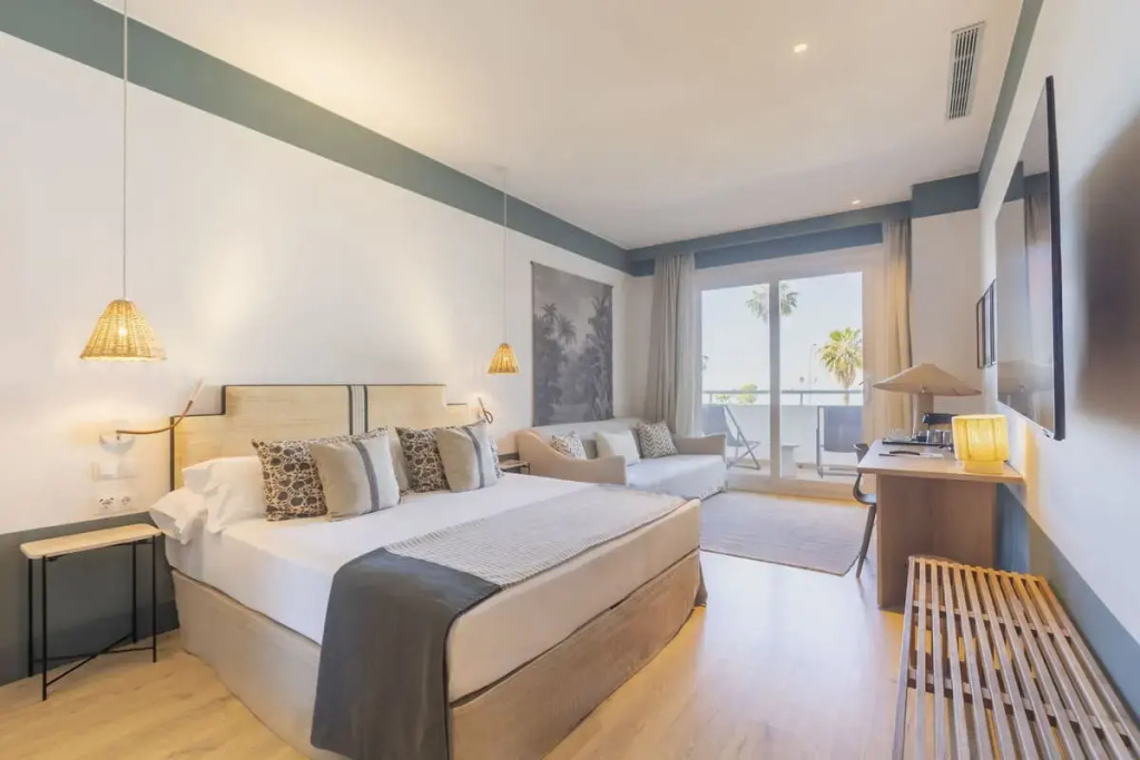 Quadruple room with sea view