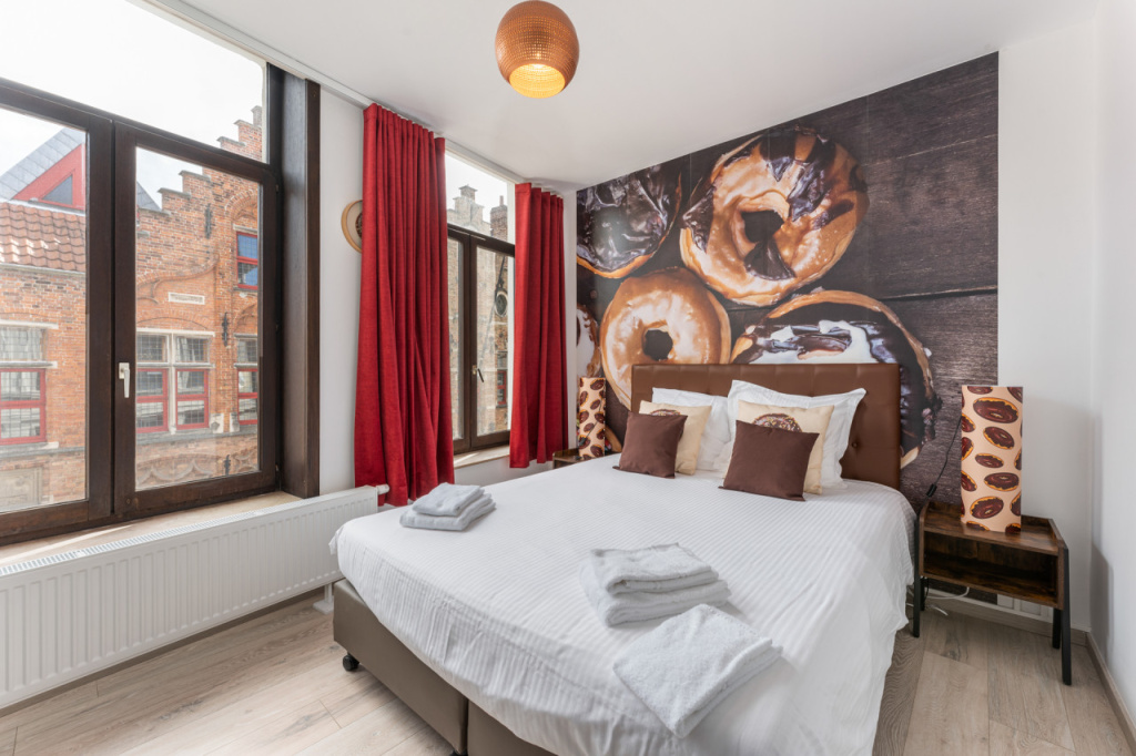 Homer Simpson's Donut Double room (full double bed)