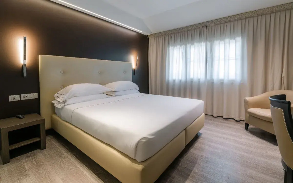 Deluxe Double room (full double bed)