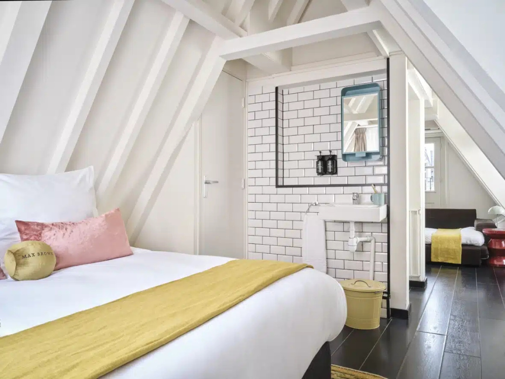 Extra Large Double room with canal view (full double bed)