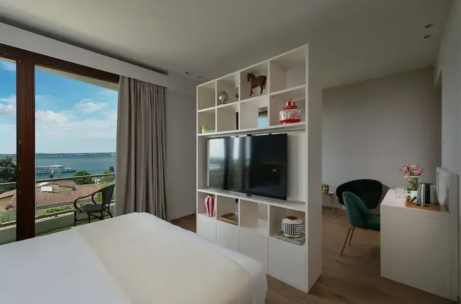 Double Junior Suite with lake view (full double bed)