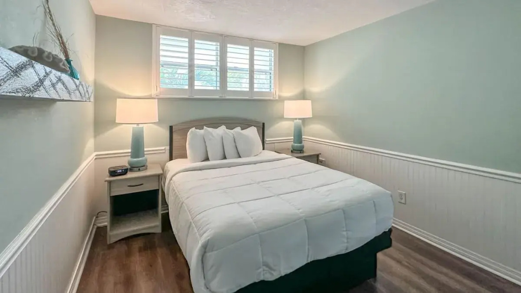 Poolside Double Suite (full double bed)