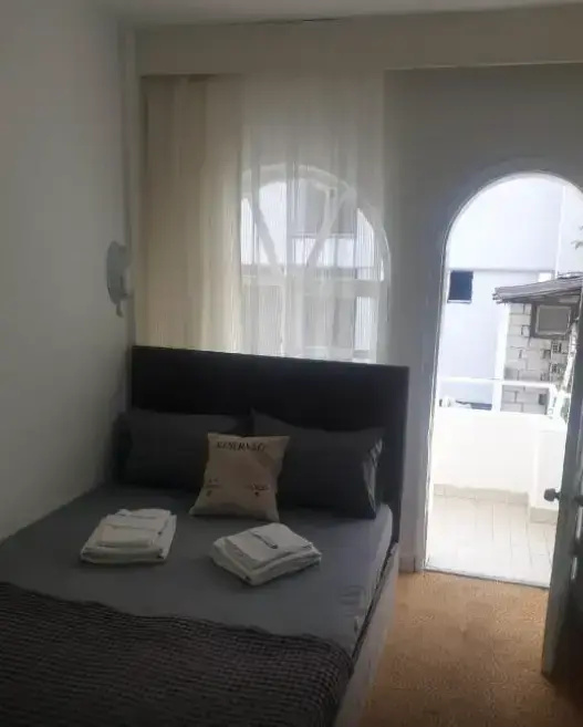 Double room (full double bed)