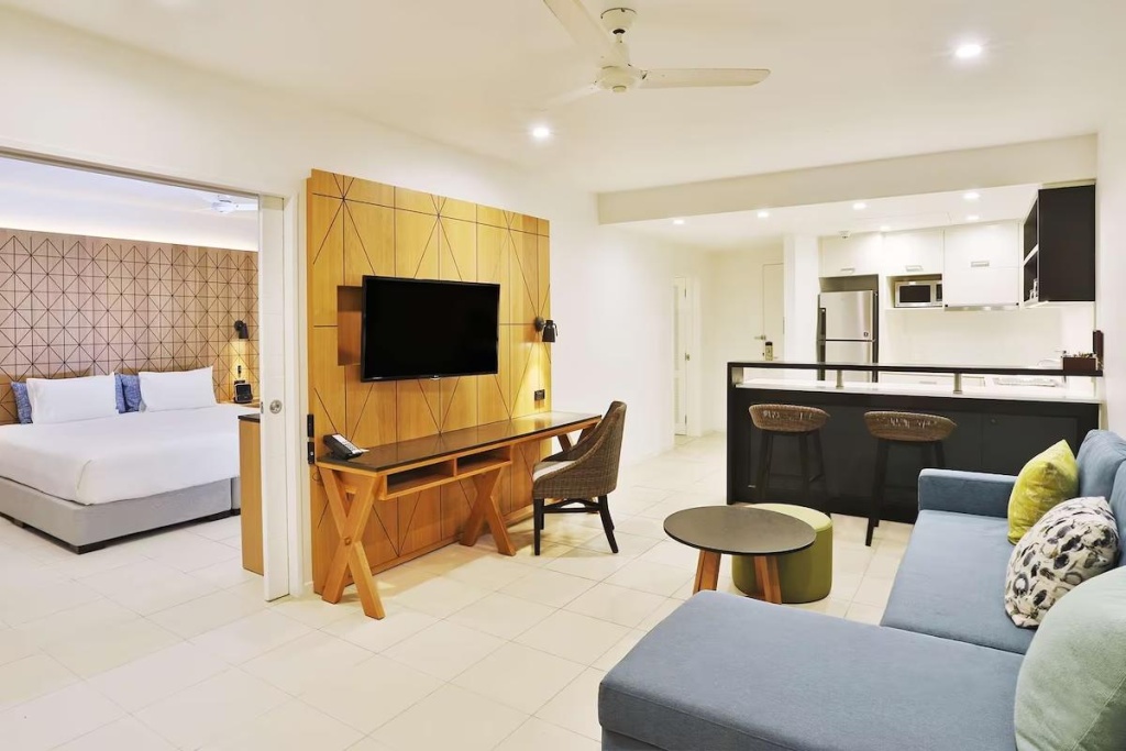 1 Bedroom Double Suite with courtyard view