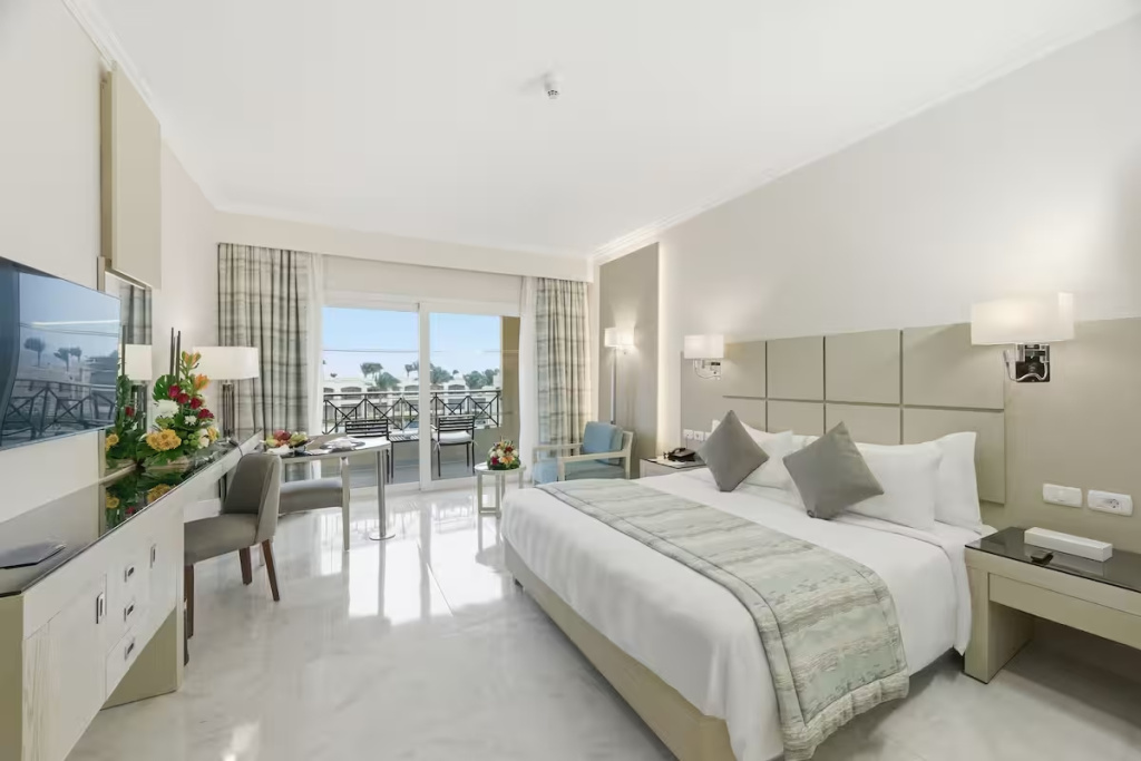 Deluxe Double room with pool view, bed type is subject to availability, full double bed room photo 1