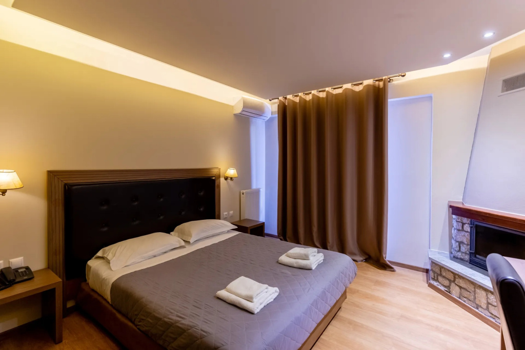 Double room with lake view and fireplace (full double bed)