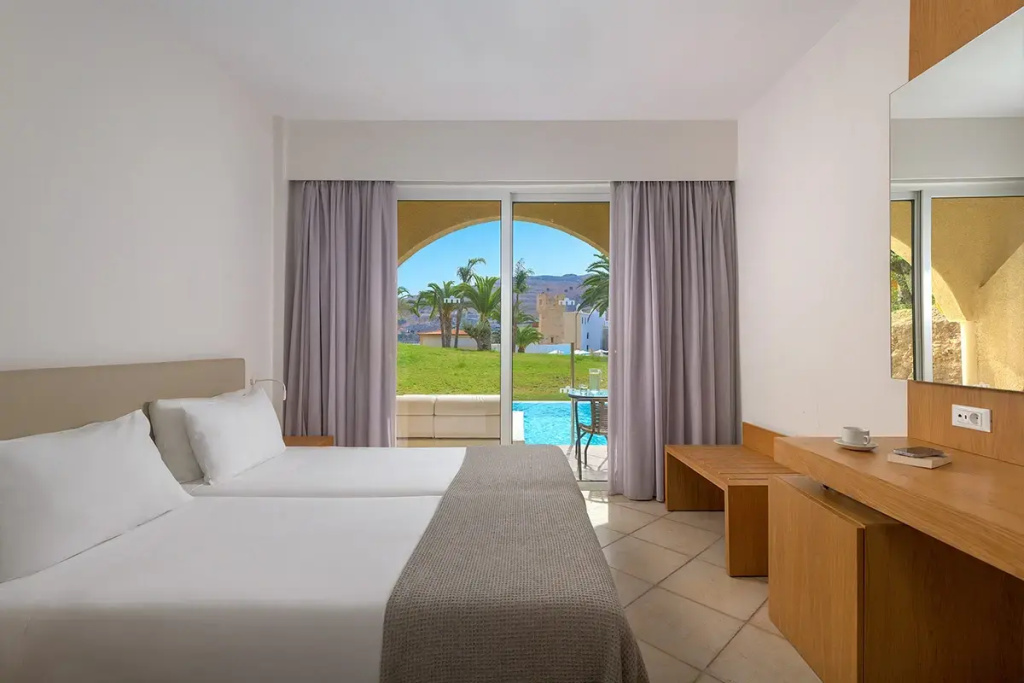 Deluxe with Shared Pool Double room with garden view (full double bed)