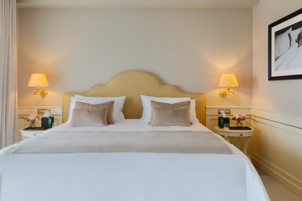 Deluxe Double room (full double bed)
