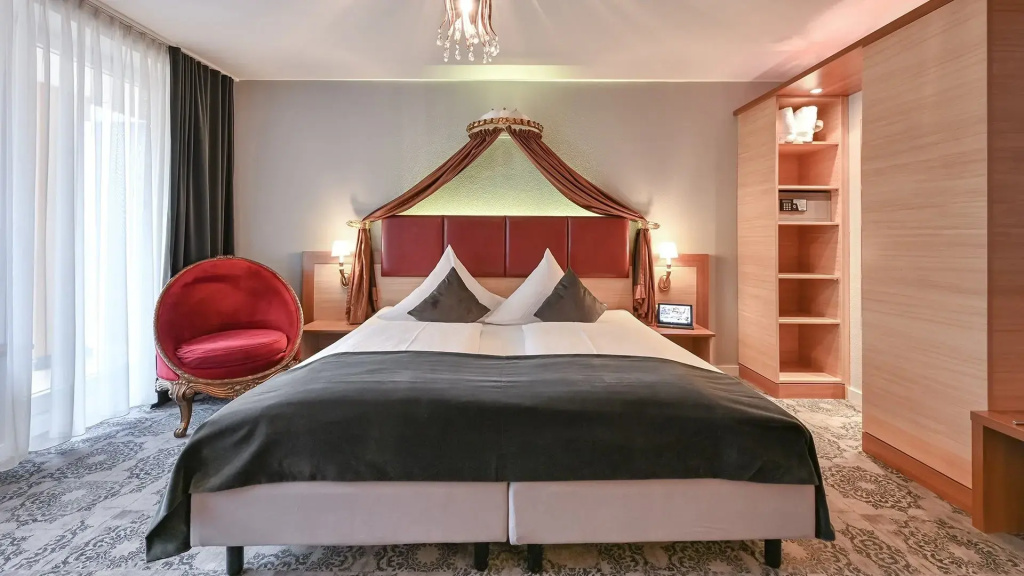 Medium Plus Double room with balcony (full double bed)
