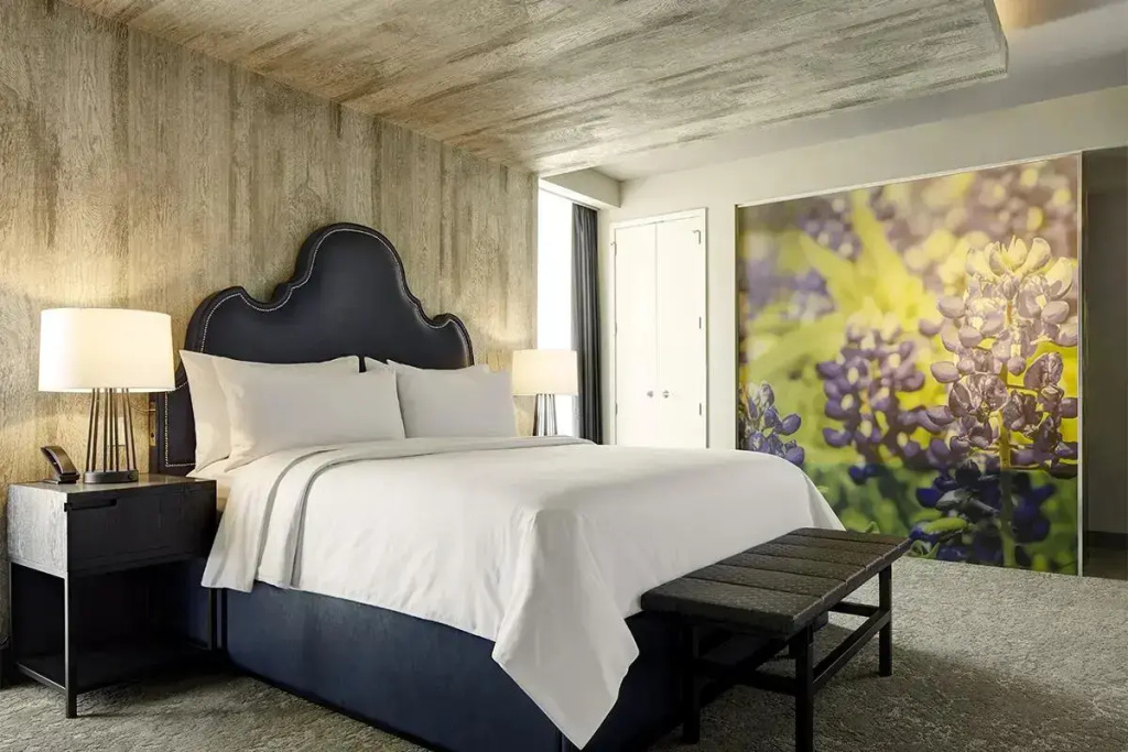 Archer's Den Hearing-Accessible Double Suite with balcony full double bed