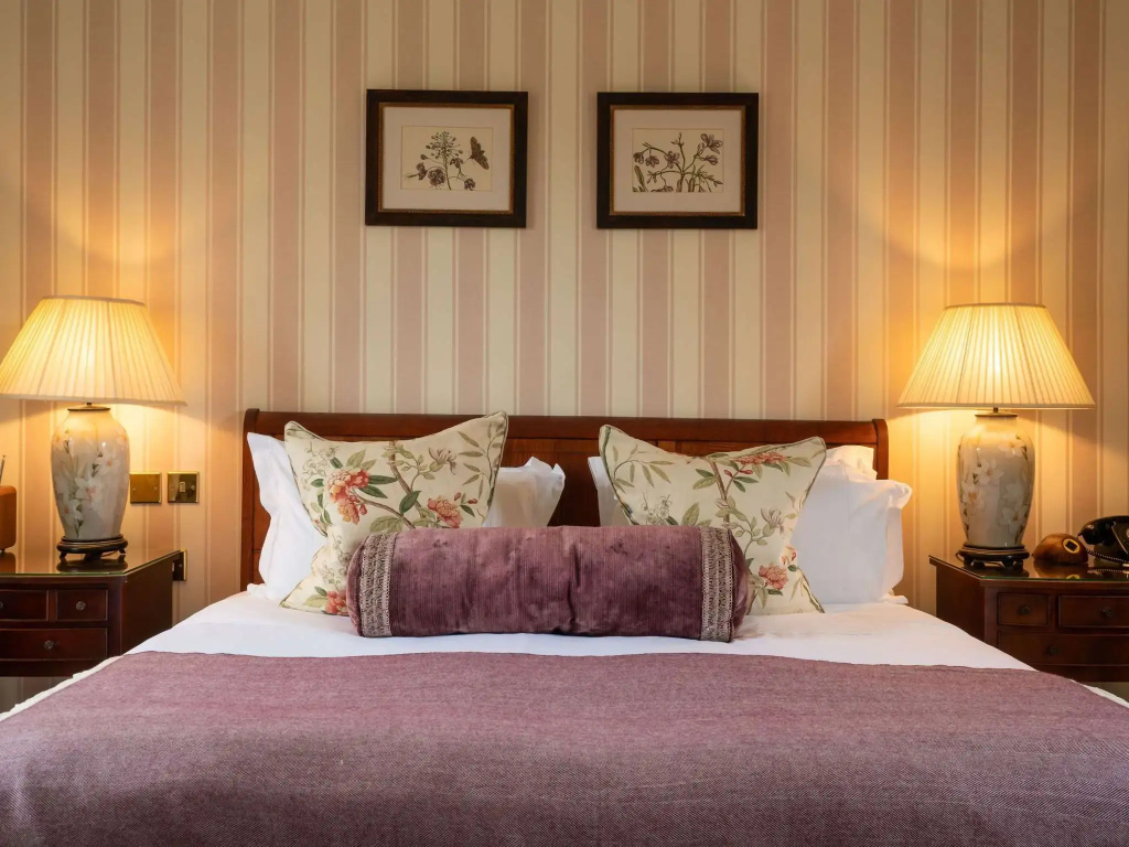 Lucknam Park, Emblems Collection Room Type - Country Room with One Double Bed or Twin Beds