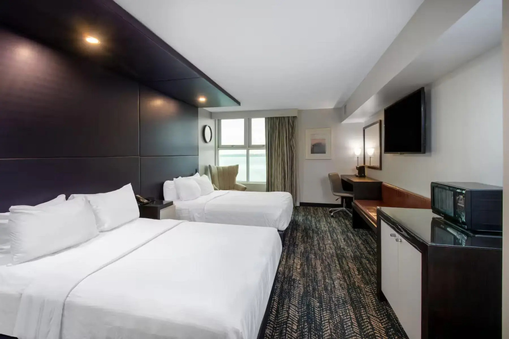 Quadruple room with city view