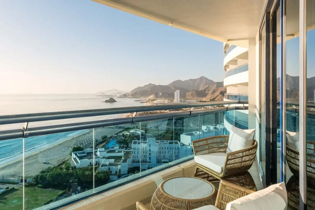Двухместный номер Renovated Superior с балконом и с видом на море 2 отдельные кровати в Le Meridien Al Aqah Beach