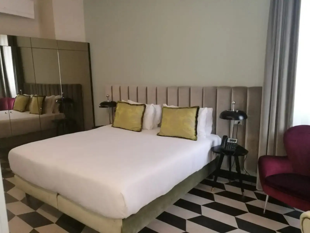 Deluxe Double room (full double bed)