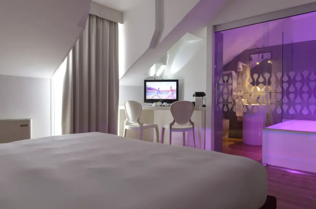 Superior with Jacuzzi Double room (full double bed)