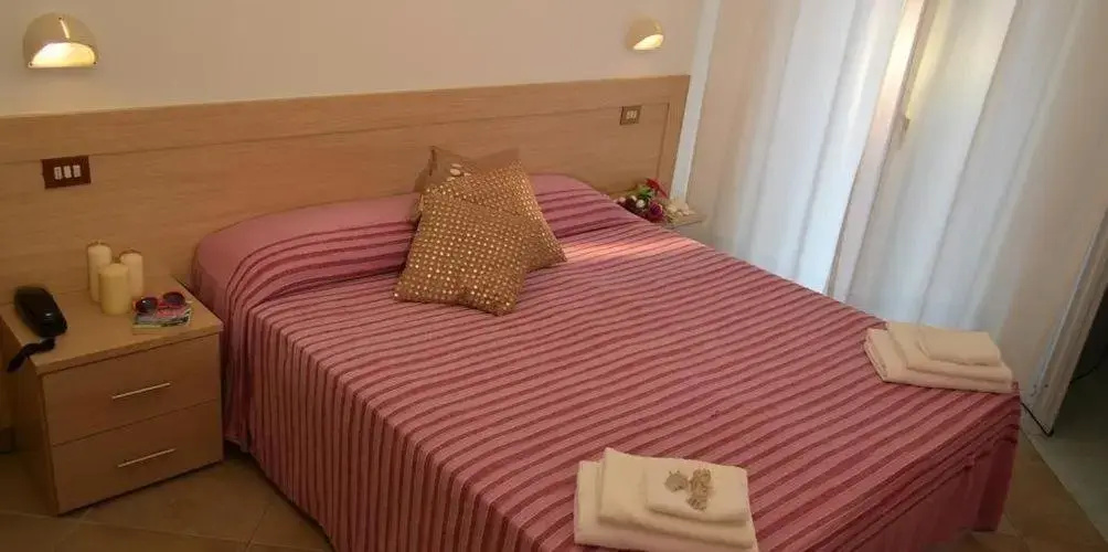 Double room with balcony and with sea view (full double bed)