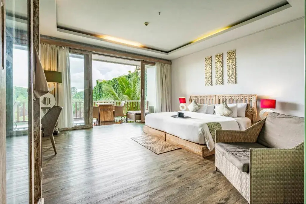 Deluxe Double room with pool view (full double bed)