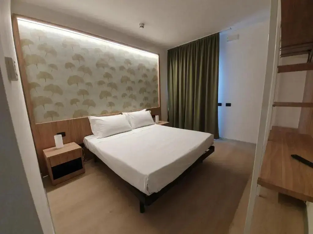 Double room (full double bed)