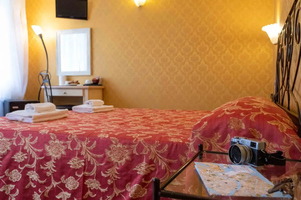 Double room with view (full double bed)