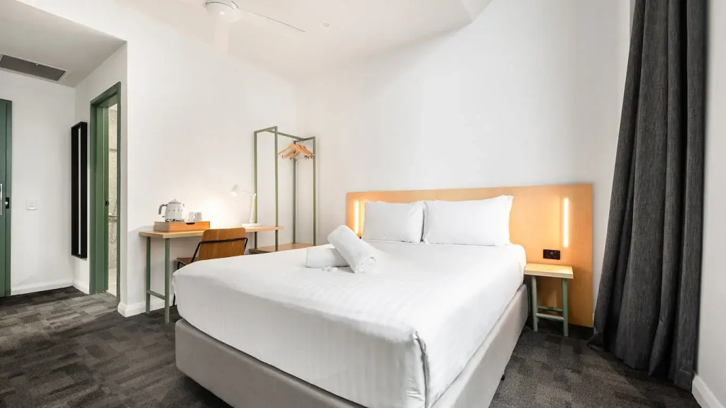 Double room (full double bed)