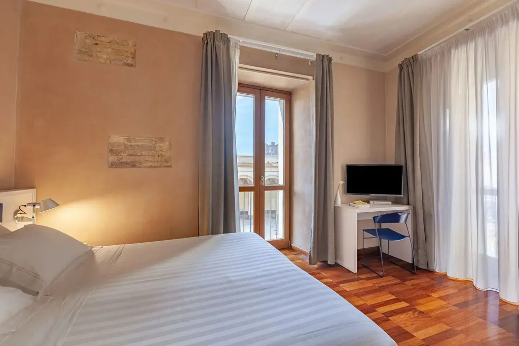 Double Junior Suite with square view (full double bed)