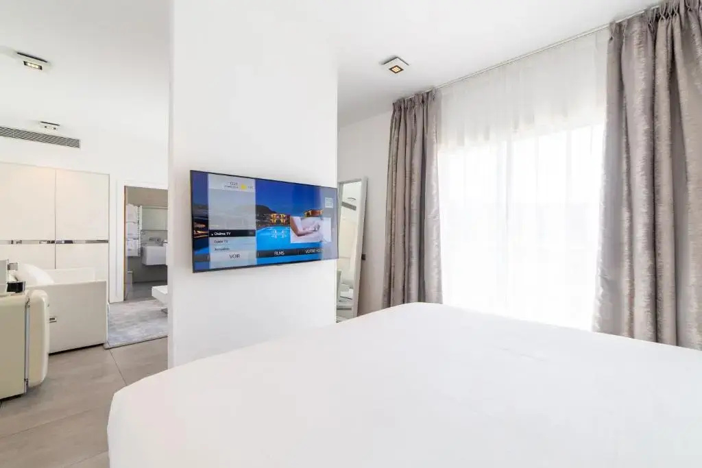 Junior Double White room (full double bed)