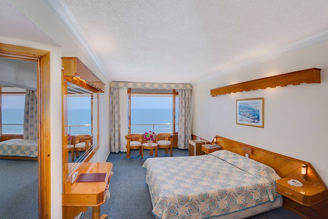 Двухместный номер Family с видом на море двуспальная кровать в Rubi Hotel