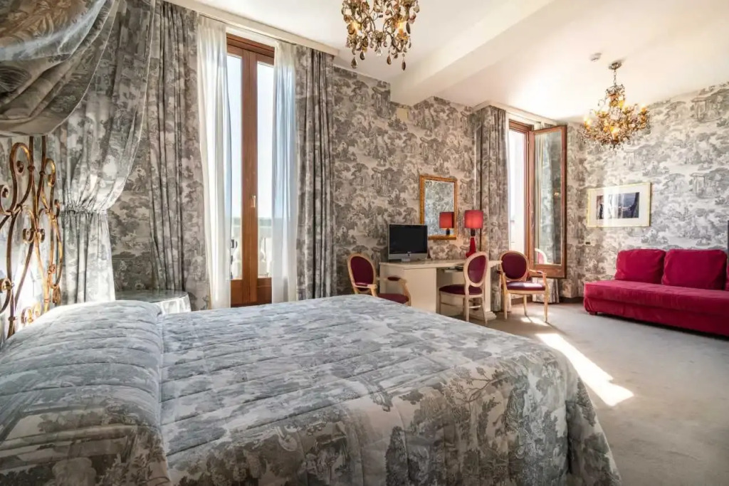Двухместный полулюкс с видом на канал двуспальная кровать в Hotel Principe