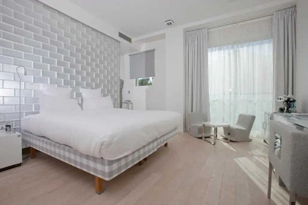 Deluxe Double White room (full double bed)