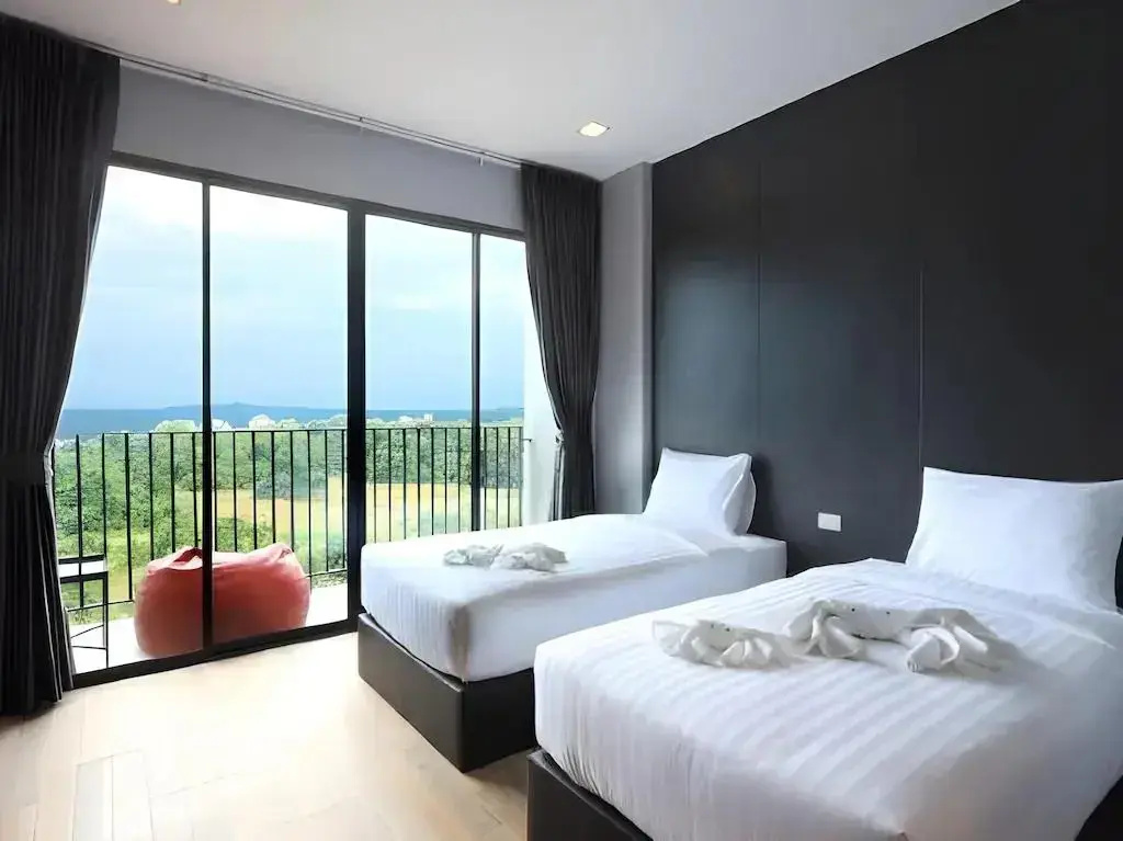 Basic Double room with sea view (full double bed)