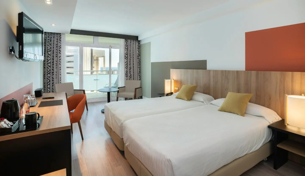 Club room with balcony